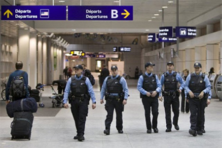 Policía canadiense en el aeropuerto de Montreal La Policía canadiense arresta a diez supuestos terroristas en Montreal